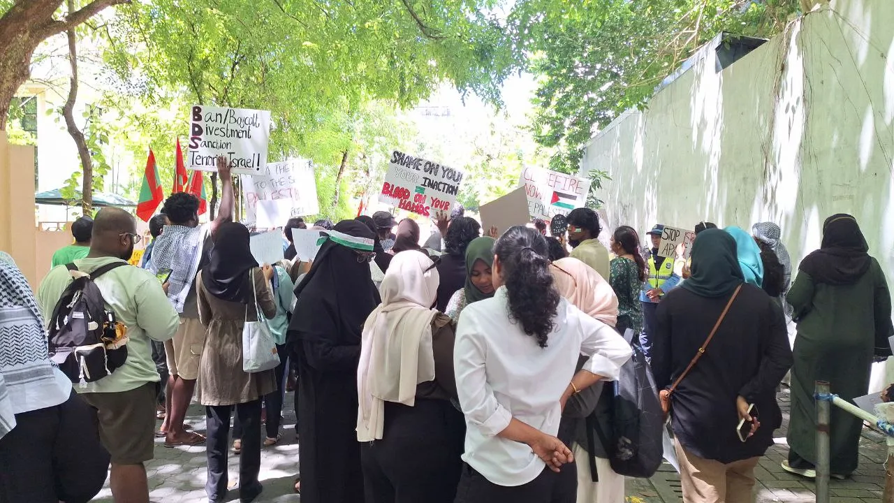 އިޒްރާއިލްގެ ޕާސްޕޯޓް ބޭން ކުރުމަށް ގޮވައިލައި މަޖިލިސް ކުރިމަތީގައި މުޒާހަރާކުރަނީ