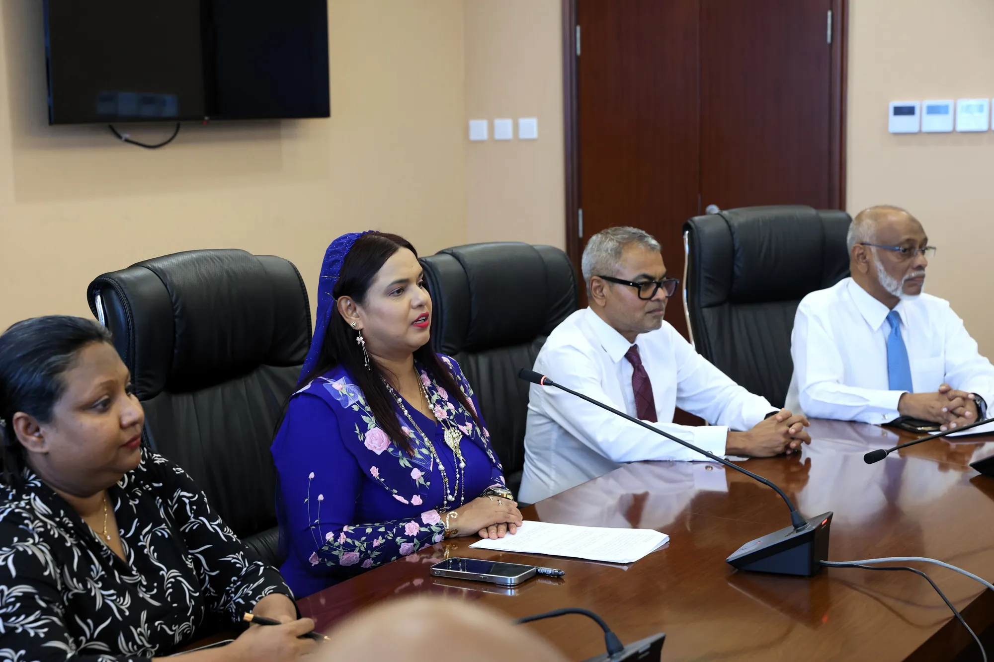 ރާއްޖޭގެ ސަފީރުންނާއި މިޝަންތަކުގެ އިސް ބޭފުޅުންނާ ޚާރިޖީ ވަޒީރު ބައްދަލުކުރައްވައިފި