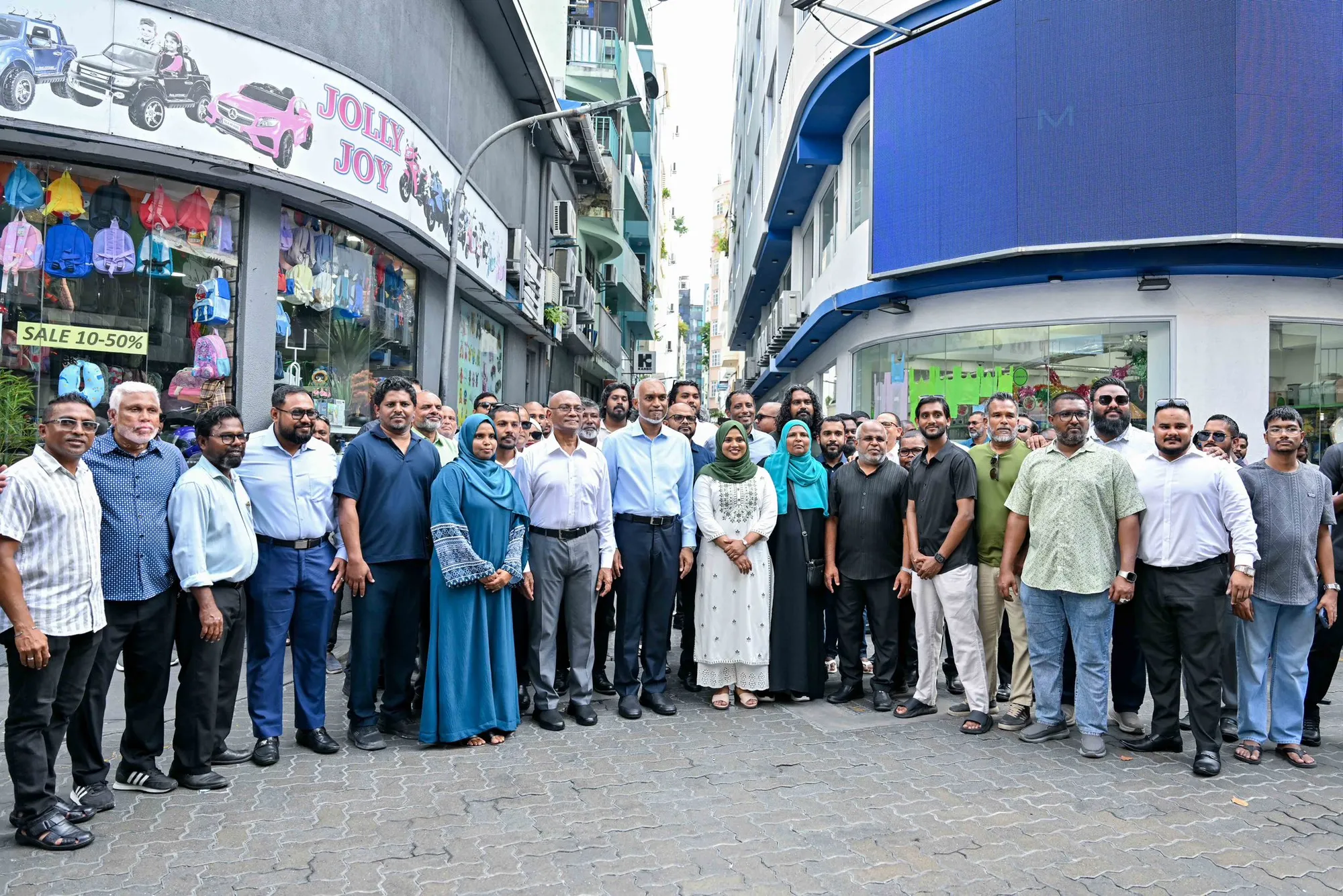 ރައީސް މައްޗަންގޮޅި މެދުގައި ދޮރުން ދޮރަށް ހިންގެވުން