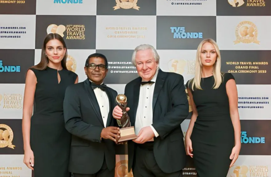 Thoyyib Mohamed (CL), MMPRC’s former CEO, received the Special Achievement Award at the 2023 World Travel Awards on December 1, 2023. (Photo/Visit Maldives)