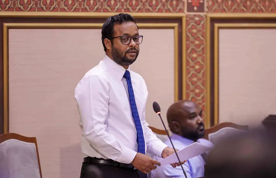 މިނިސްޓަރު ވާހަކަފުޅު ދައްކަވަނީ - ފޮޓޯ: ރައްޔިތުންގެ މަޖިލިސް