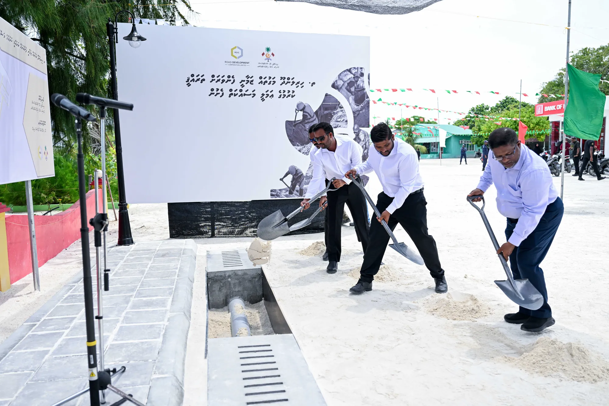 ތ. ހިރިލަންދޫ މަގު ހެދުމުގެ ޢަމަލީ މަސައްކަތް ފެށުމުގެ ތެރެއިން -- ފޮޓޯ: ރައީސް އޮފީސް