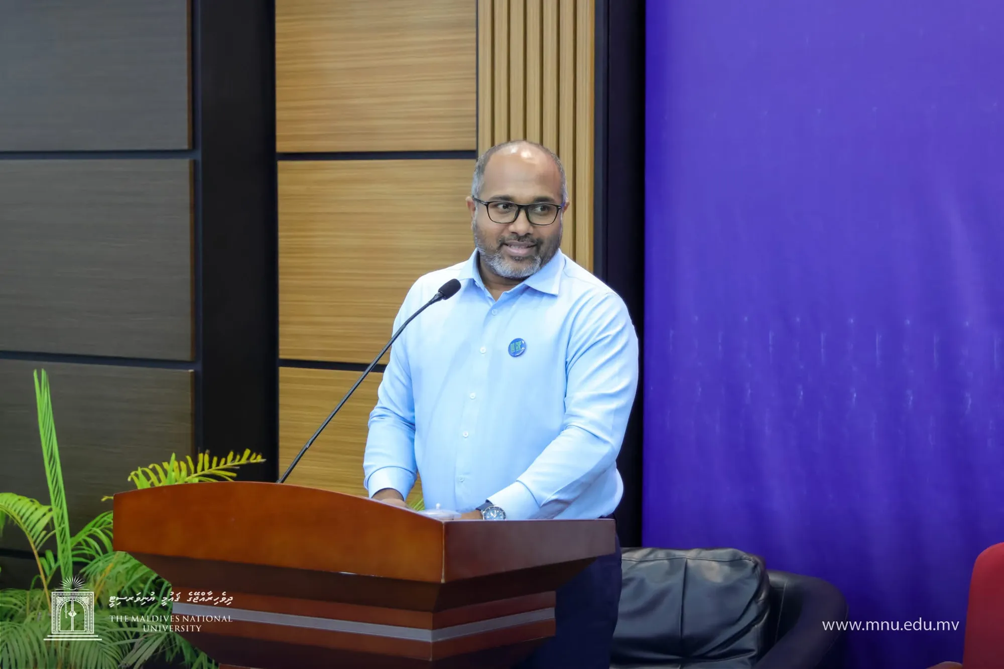 އިއްޔެގެ ފޯރަމްގައި ވަޒީރު ޢަލީ އިހްސާން ވާހަކަދައްކަވަނީ: ފޮޓޯ/ ގައުމީ ޔުނިވާސިޓީ