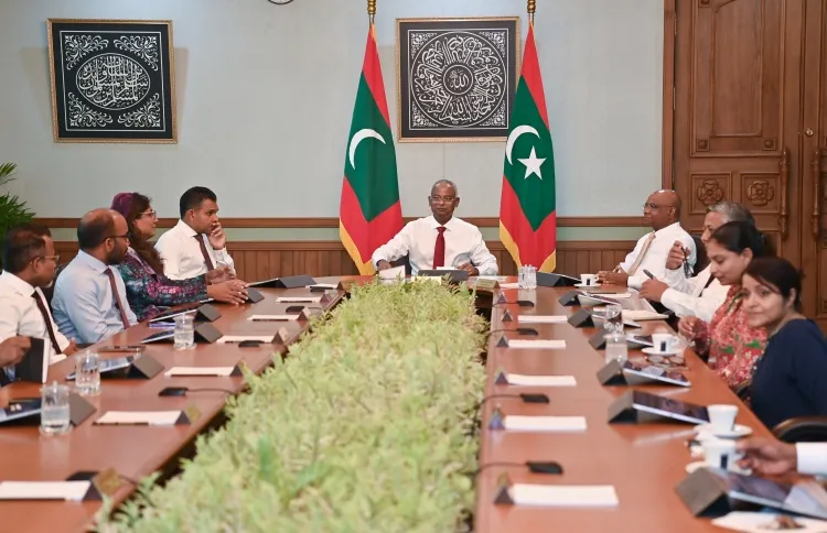 ކުރީގެ ރައީސް އިބްރާހިމް މުޙައްމަދު ޞާލިހު ގެ ކެބިނެޓް ބައްދަލުވުމެއްގެ ތެރެއިން-- ފޮޓޯ: ރައީސް އޮފީސް