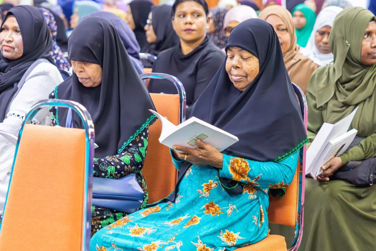 ޙައްޖުވެރިންގެ ފުރަތަމަ ތަމްރީނު ބައްދަލުވުމުގައި ޙައްޖާ ގުޅޭ ފޮތެއް ހަދިޔާކޮށްފި
