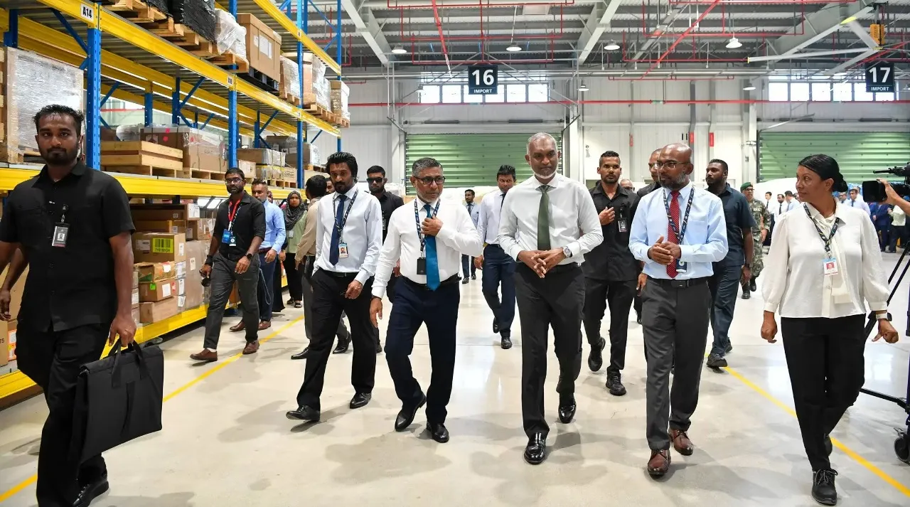 ރައީސުލްޖުމްހުރިއްޔާ އެއާޕޯޓުގެ މުވައްޒަފުންތަކަކާއެކު. ފޮޓޯ: ރައީސް އޮފީސް