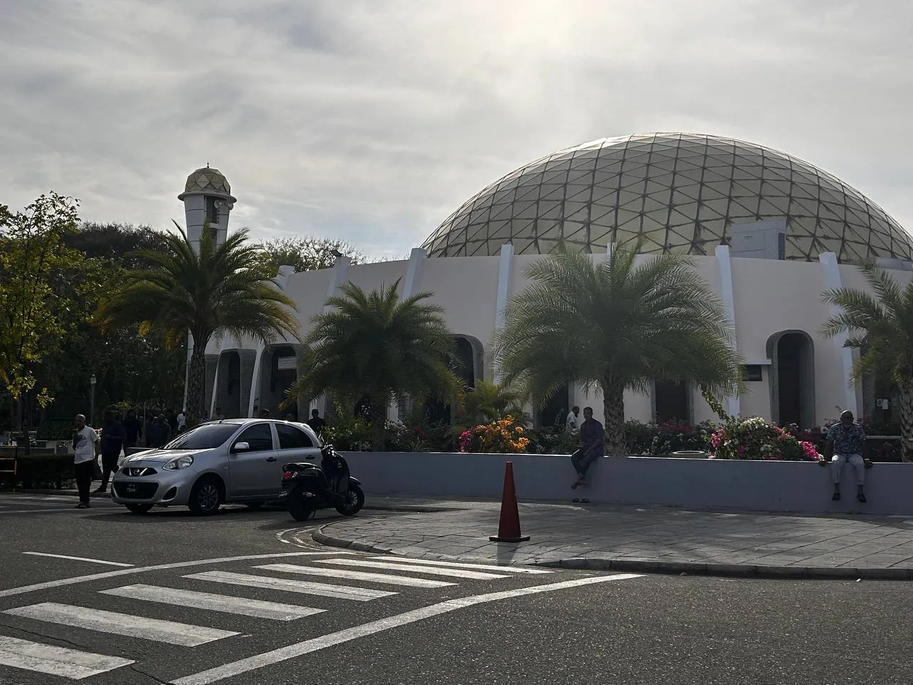 ހުޅުމާލެ ބޮޑު މިސްކިތުގެ ގޯތިތެރޭގައި ހުރި ގަސްތައް ކަނޑާލައިފި