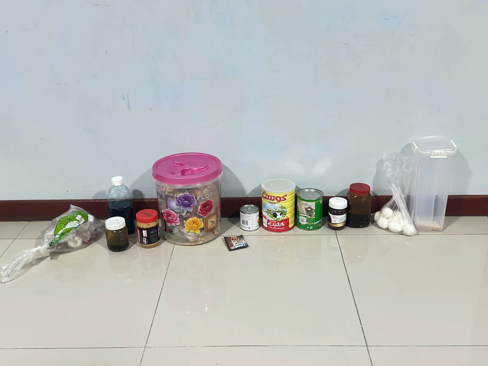 ގެއަކުން ވަގަށްނެގި ތަކެތީގެ ތެރޭގައި ބައިފޮތި ޕާން