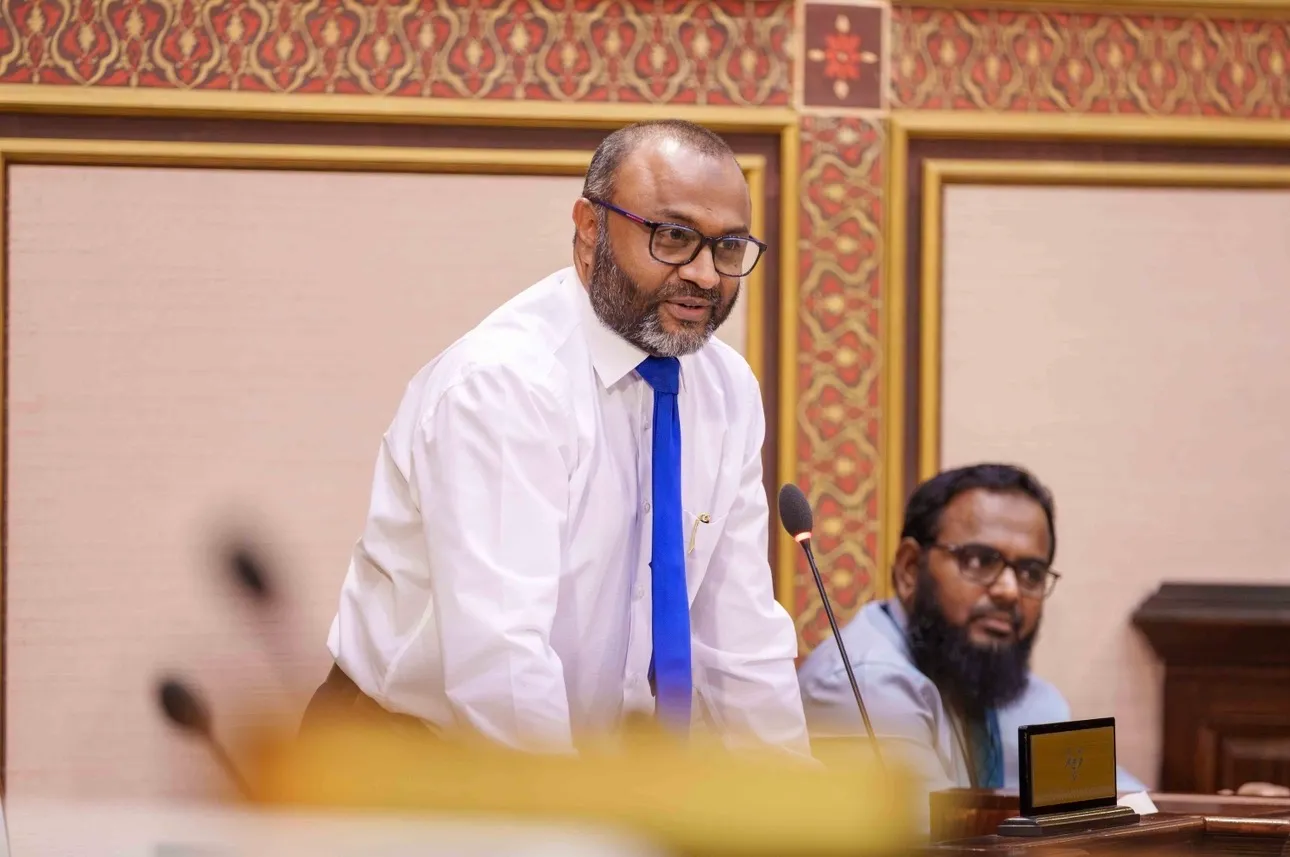 މަޖިލީހުގެ މިއަދުގެ ޖަލްސާގައި، ވަޒީރު ޝަހީމް މެންބަރުންގެ ސުވާލު ތަކަށް ޖަވާބު ދެއްވަނީ- ފޮޓޯ/ މަޖިލިސް
