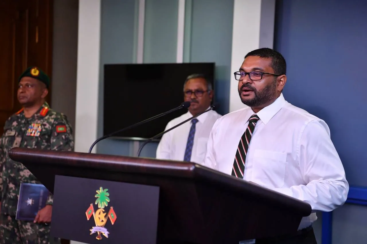 މިއަދުގެ ނޫސްވެރިންގެ ބައްދަލުވުމުގައި ނޫސްވެރިންގެ ސުވާލު ތަކަށް ޣައްސާން ޖަވާބު ދެއްވަނީ: ފޮޓޯ/ ރައީސް އޮފީސް