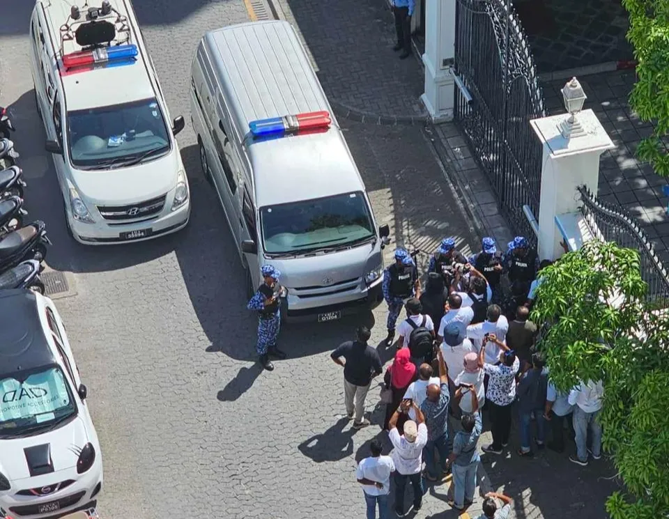 ކެންޑިޑެސީ މައްސަލައިގެ އަޑުއެހުމުގެ ވަގުތު ގާތްވެފައި ވަނިކޮށް ސްޕްރީމްކޯޓް ސަރަހައްދުން ކަރަންޓް ހިނގައްޖެ!