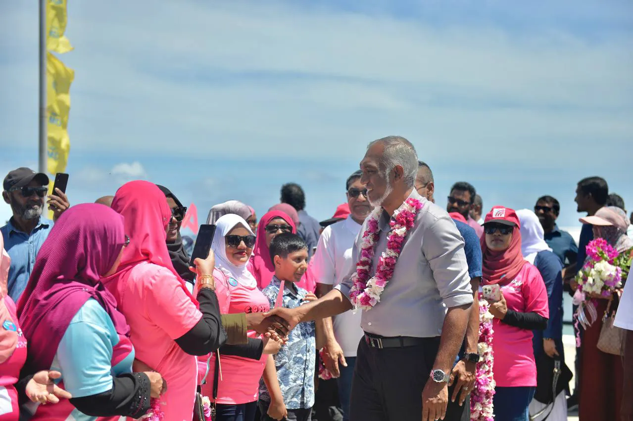 މުއިއްޒުގެ ފަހަތުން މިފެންނަ ނަލަ ރީތި ޖިންސުއްލަތީފުންގެ ހިނިތުންވުމާއި އޭގެ ސިއްރު