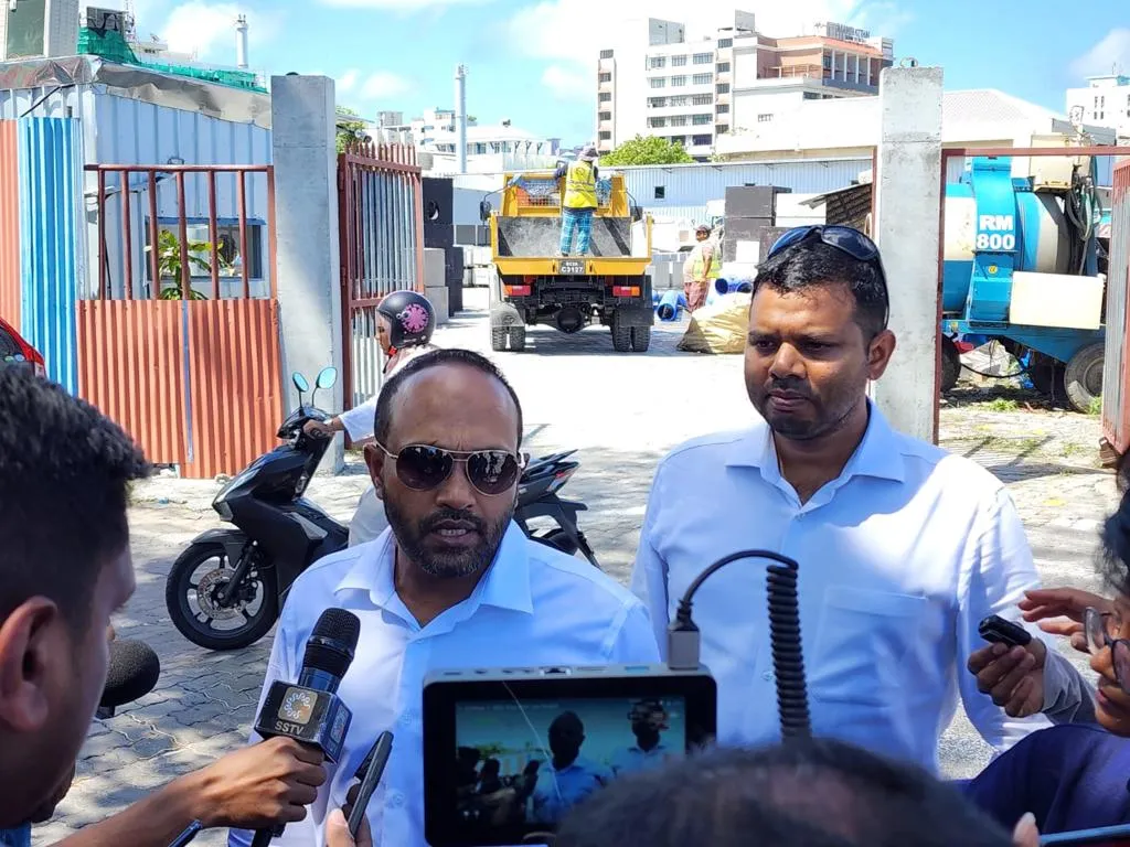 އޮފިސަރުން މަސައްކަތް ކުރީ، ހުއްދަ ނެތި، ލިޔެކިޔުންތައް ބަލަން: އިދިކޮޅުު ވަކީލުންގެ ޓީމް