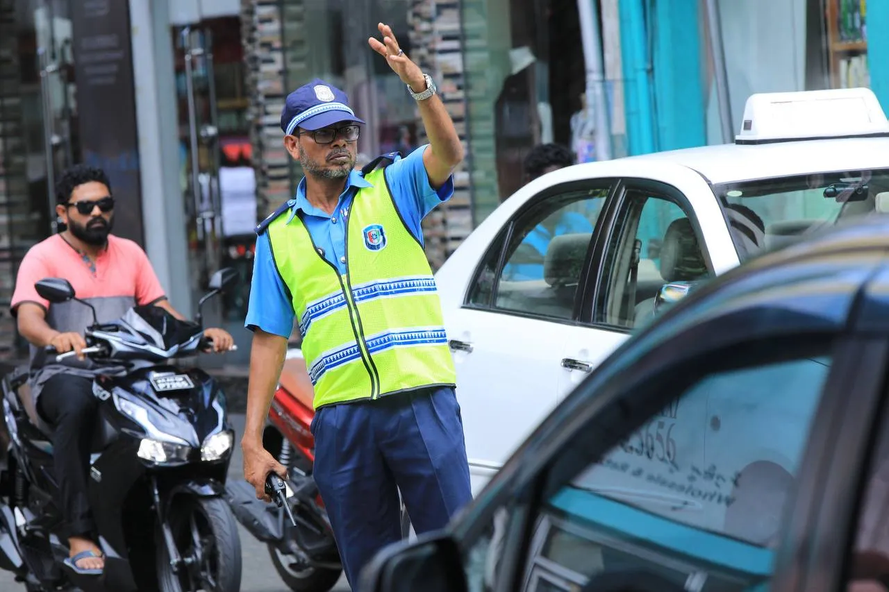 ފުލުހެއްގެ ގައިގައި ސައިކަލުން ޖެއްސުމަށްފަހު ފިލި މީހާގެ ބަންދަށް 15 ދުވަސް
