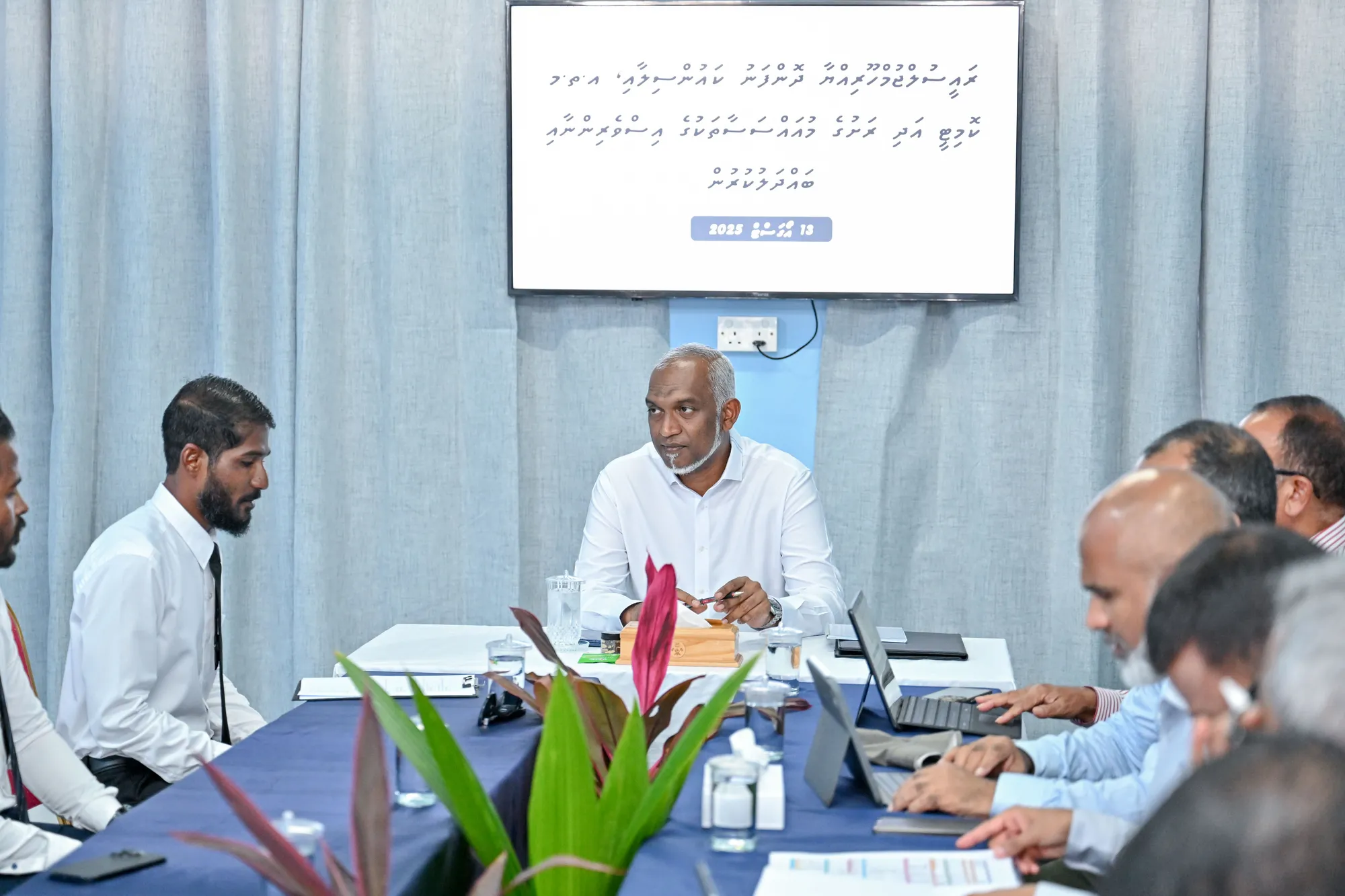 ރައީސް ދޮންފަނު ކައުންސިލާއި ބައްދަލު ކުރައްވަނީ