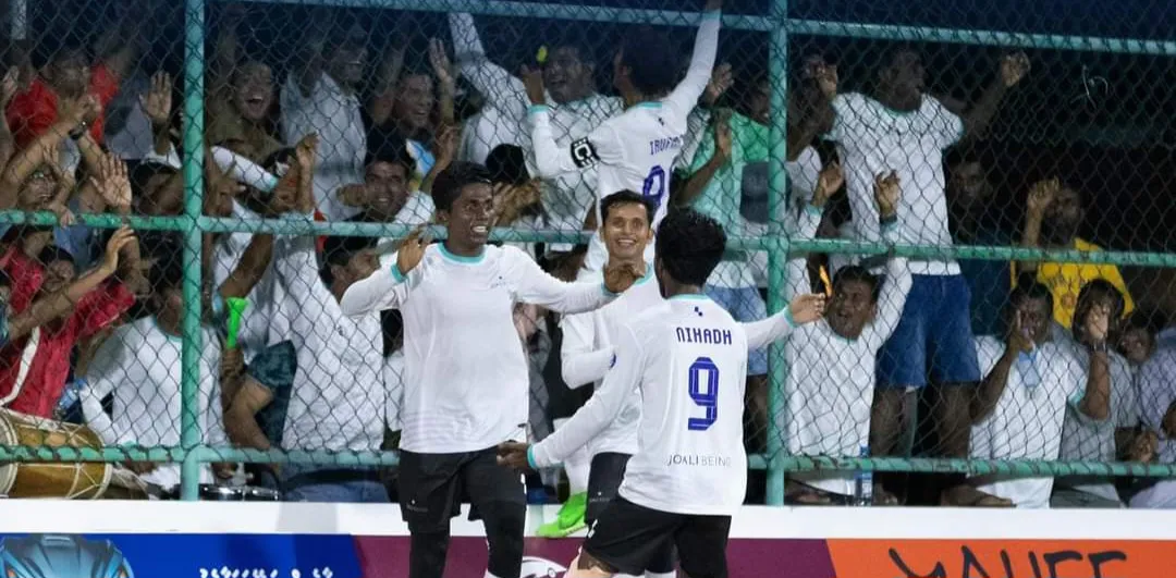 ޕެނަލްޓީގައި މިދުއްޕަރު ބަލިކުރުމަށްފަހު ޖޯލި ބީއިންގެ ކުޅުންތެރިން އުފާފާޅުކުރަނީ