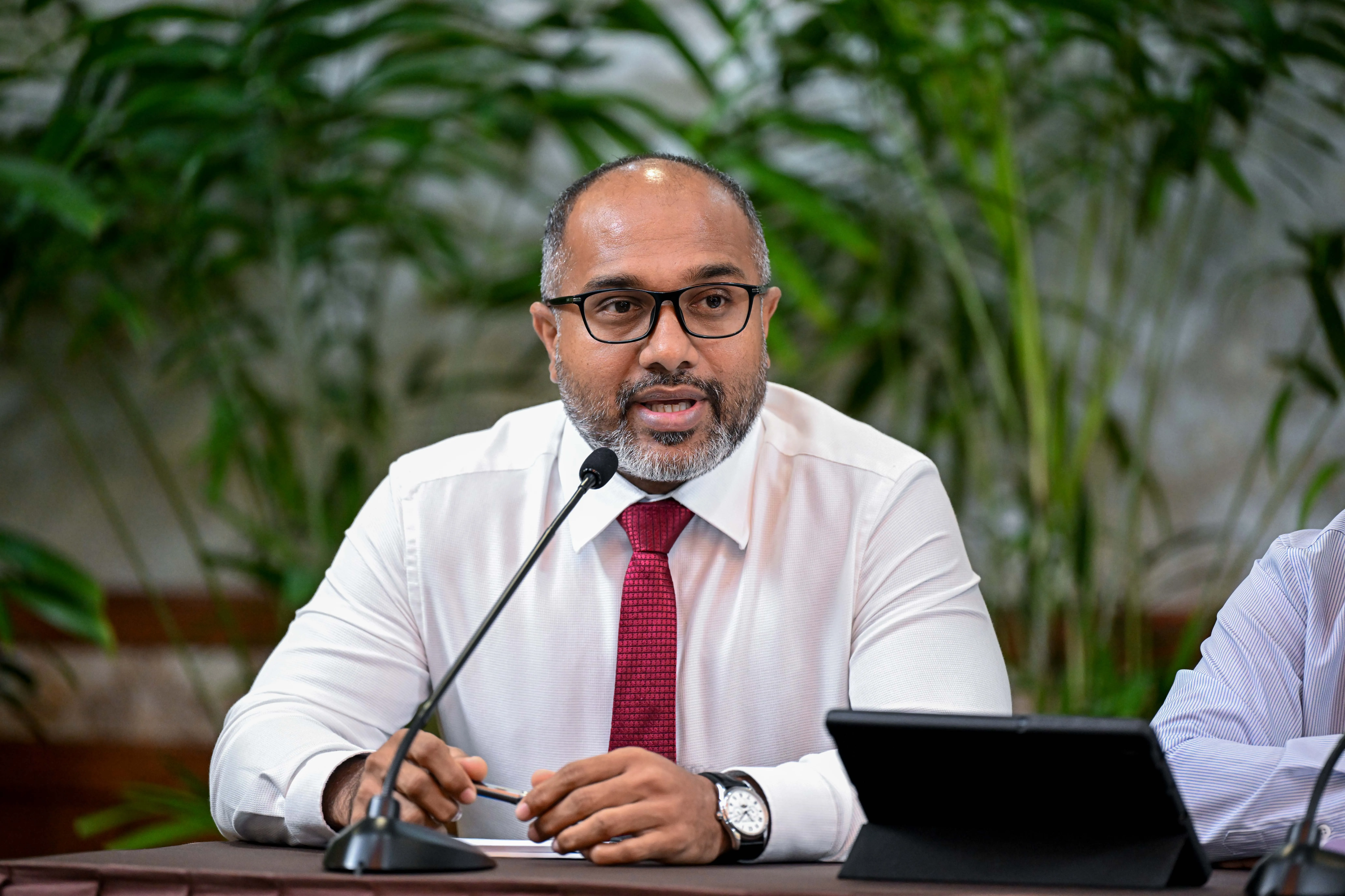 ބޮޑު ރިސޯޓަކުން 9 މަސްތެރޭގައި 4 މިލިއަން ޑޮލަރު ކަޅު ބާޒާރުގައި މާރުކޮށްފައިވޭ: އިހުސާނު