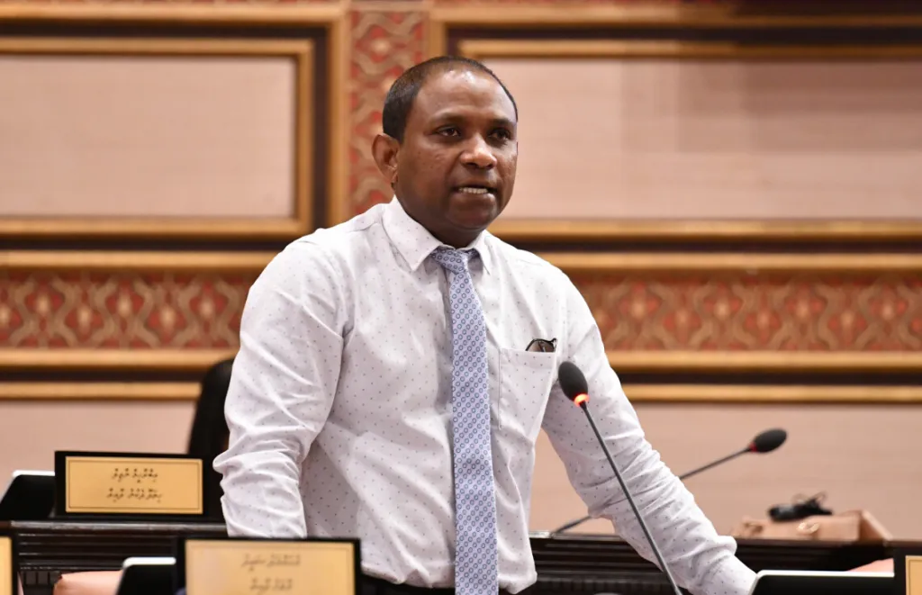 ޢާއިލީ ވެރިކަމަށް އެންމެ ފާޑުކީ ޓީމުން، އާއިލީ ވެރިކަން ދިފާއުކުރަން އުޅުމަކީ ހުތުރު ނަމޫނާއެއް: ސައުދު