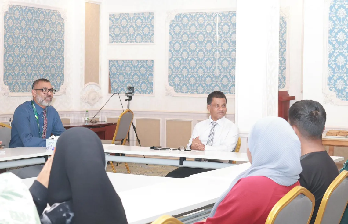 ބޯންމެރޯ ޓްރާންސްޕްލާންޓް ހެދުމަށް ފުރާ ކުދީންނާއި މިނިސްޓަރު ނާޒިމް ބައްދަލު ކުރައްވަނީ -- ފޮޓޯ: ހެލްތް މިނިސްޓްރީ