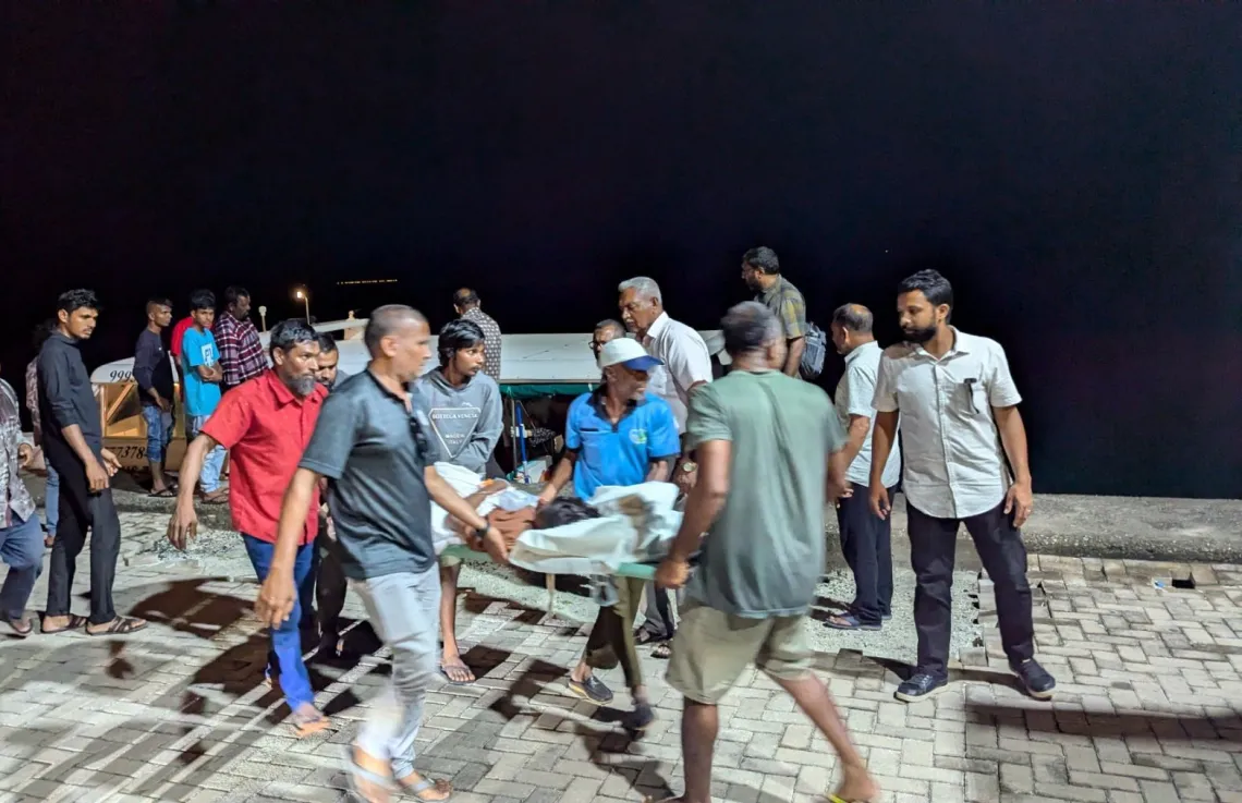 އެކްސިޑެންޓްގައި އަނިޔާވި ކުއްޖަކު ގެންދަނީ -- ފޮޓޯ: ފައިނު އޮންލައިން