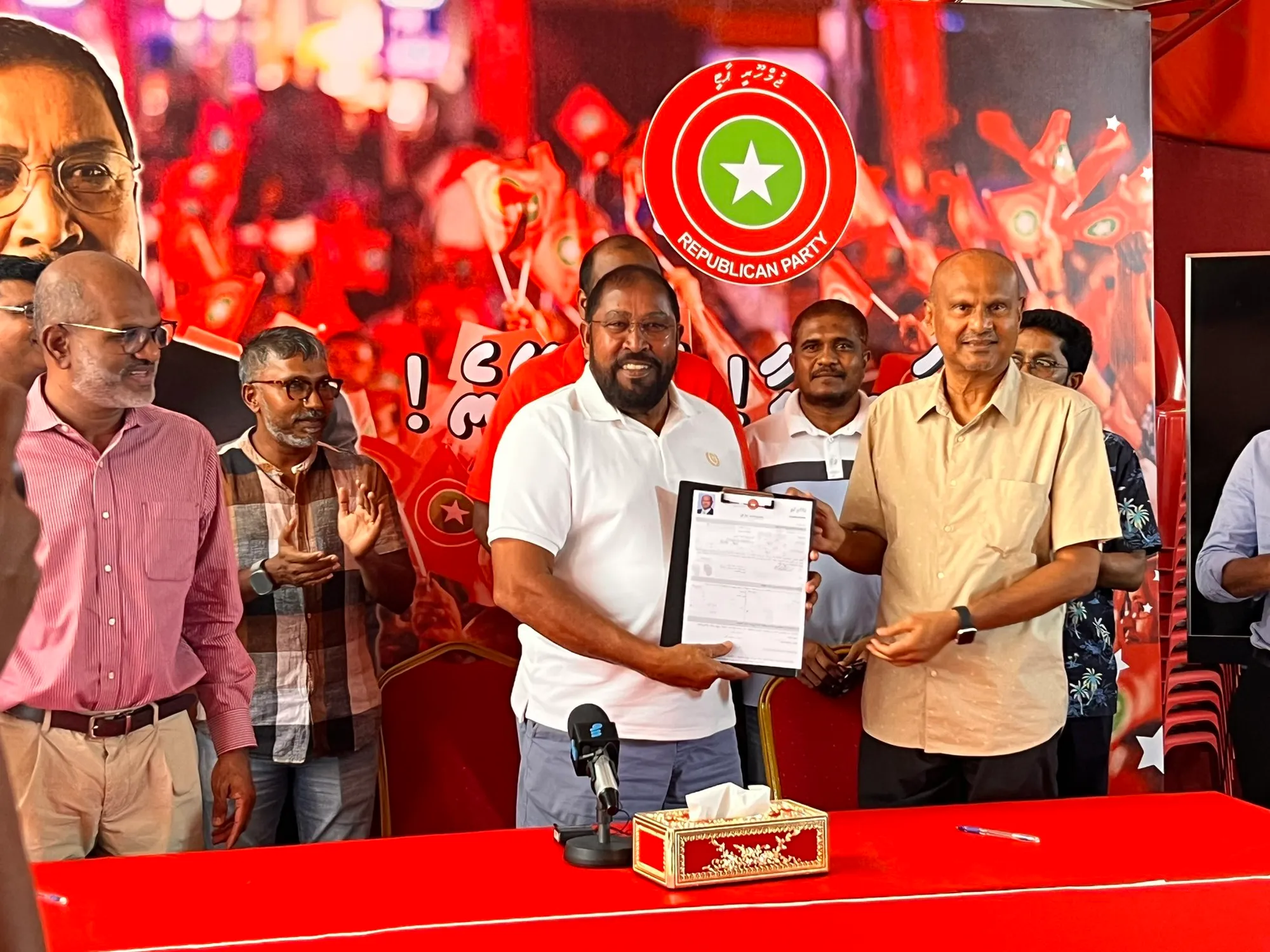 ޝިހާބު އާއި ނާޒިމް ޖޭޕީއަށް ސޮއި ކުރައްވައިފި!