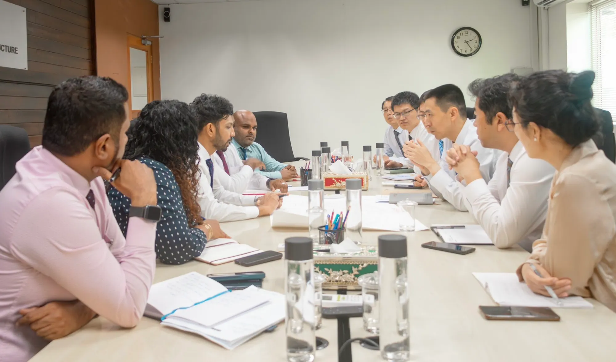 ދިރާސާ ކުރާ ޓީމާއި ވުޒާރާއިން ބައްދަލުކުރުން-- ފޮޓޯ: މިނިސްޓްރީ