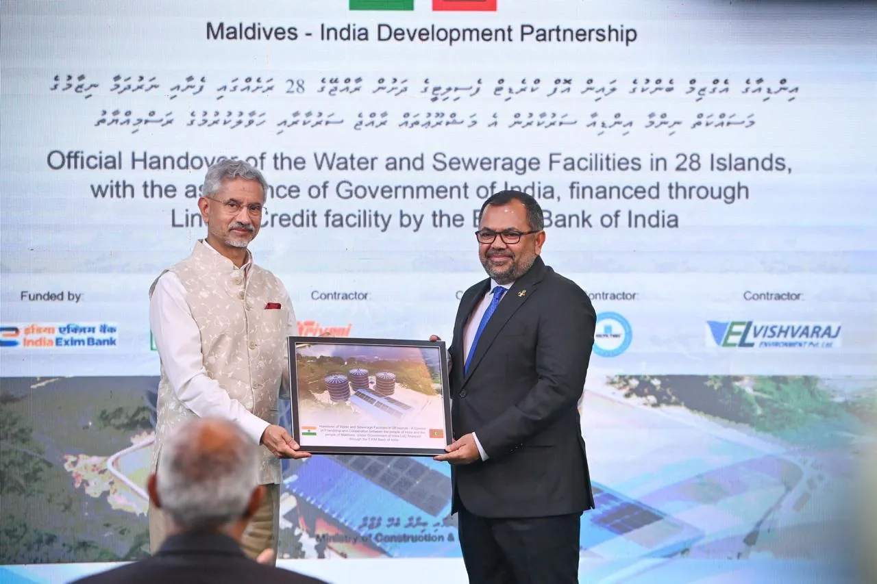 މަޝްރޫއުތައް ދިވެހި ސަރުކާރާއި ހަވާލުކުރުން-- ފޮޓޯ: ރައީސް އޮފީސް