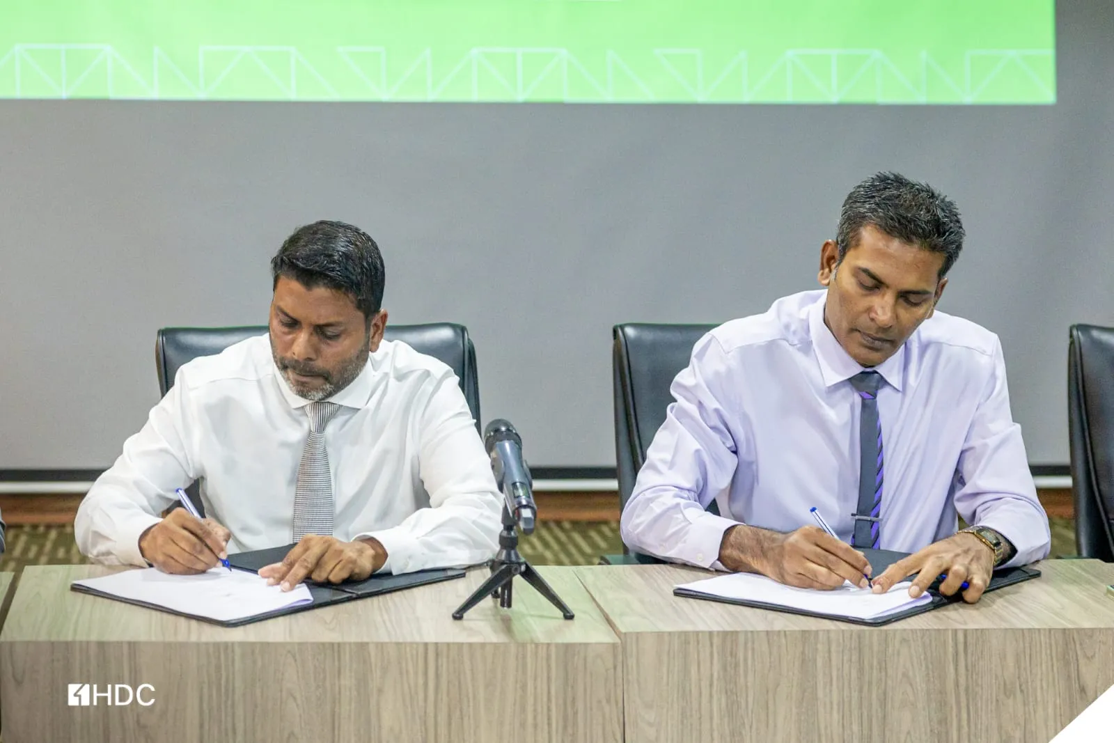ރޭސިންގ އަދި ޑްރިފްޓް ސްޕޯޓްސް އެރީނާއެއް ތަރައްޤީކުރުމަށް މިނިސްޓްރީ އޮފް ސްޕޯރޓްސް، ފިޓްނެސް އެންޑް ރިކްރިއޭޝަން އާއި ހައުސިންގ ޑިވެލޮޕްމެންޓް ކޯޕަރޭޝަނުން އެއްބަސްވުމުގައި ސޮއިކުރަނީ - ފޮޓޯ: އެޗްޑީސީ