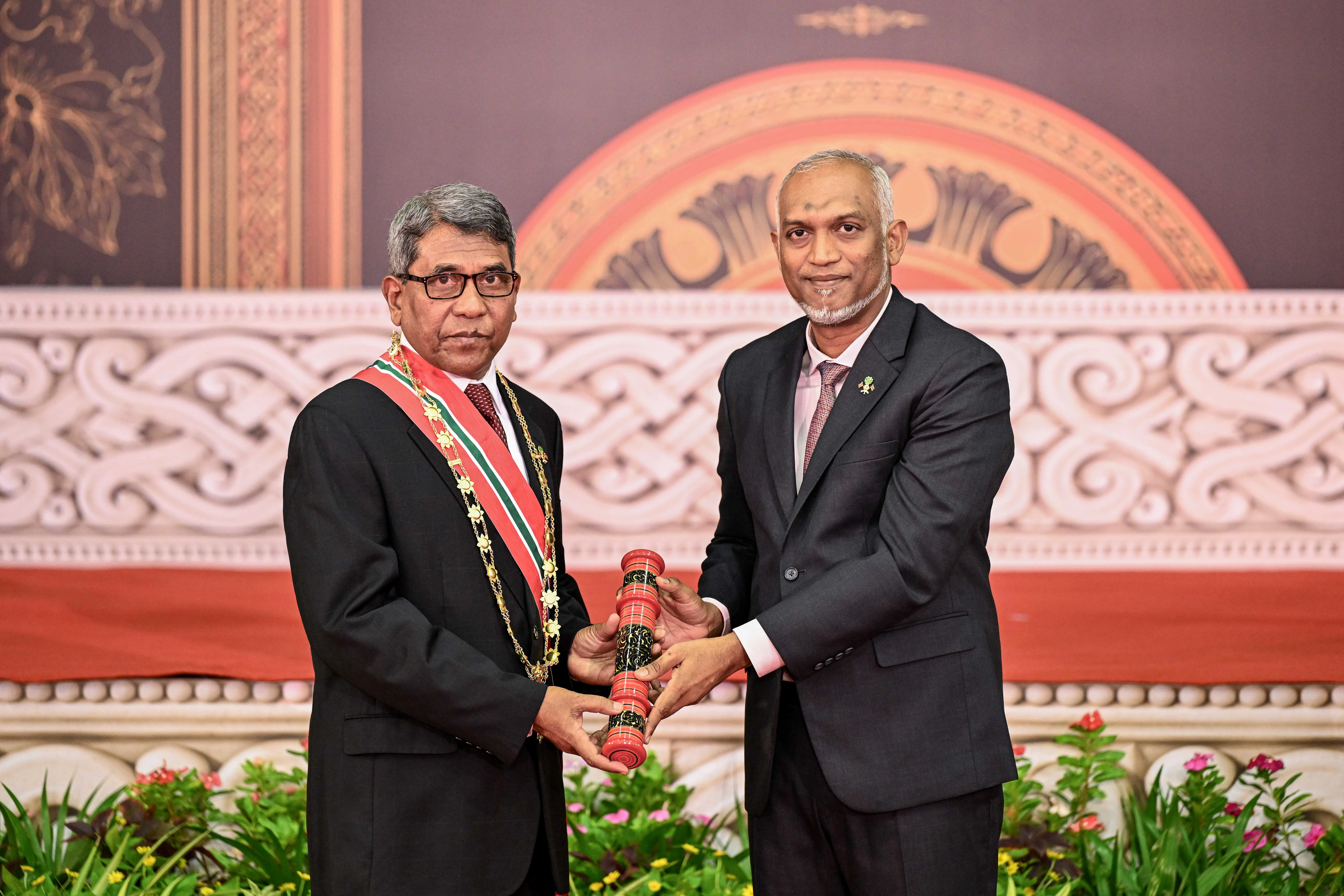 ޑޮކްޓަރ މުޙައްމަދު ލަޠީފަށް ނިޝާން ޢިއްޒުއްދީނުގެ ޢިއްޒަތް އަރުވައިފި