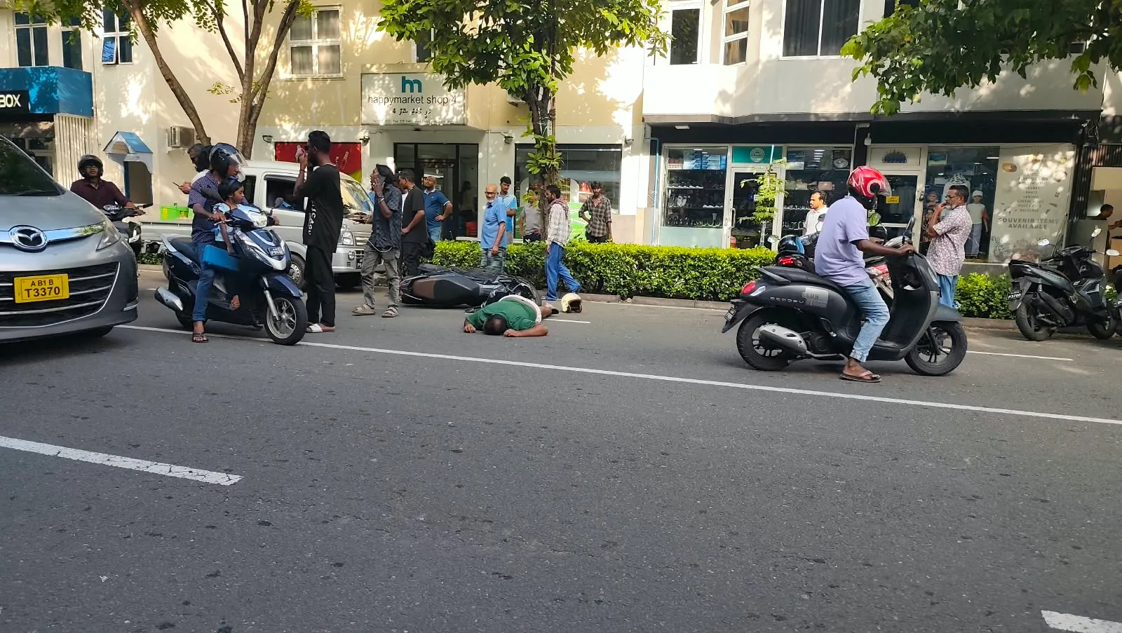 ހުޅުމާލޭގައި މިއަދު ހިނގި އެކްސިޑެންޓުގައި އަނިޔާވި މީހާ ބިންމައްވަށް ވެއްޓިފައި -- ދުވަސް ފޮޓޯ: އަޒްމީ އަލީ