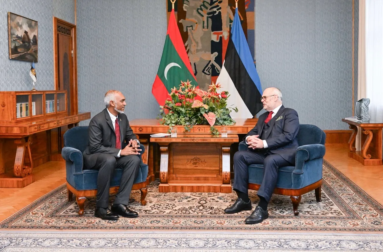 ރައީސް މުޢިއްޒު އެސްޓޯނިއާ ރައީސް އާ ބައްދަލު ކުރައްވަނީ: ފޮޓޯ/ ރައީސް އޮފީސް