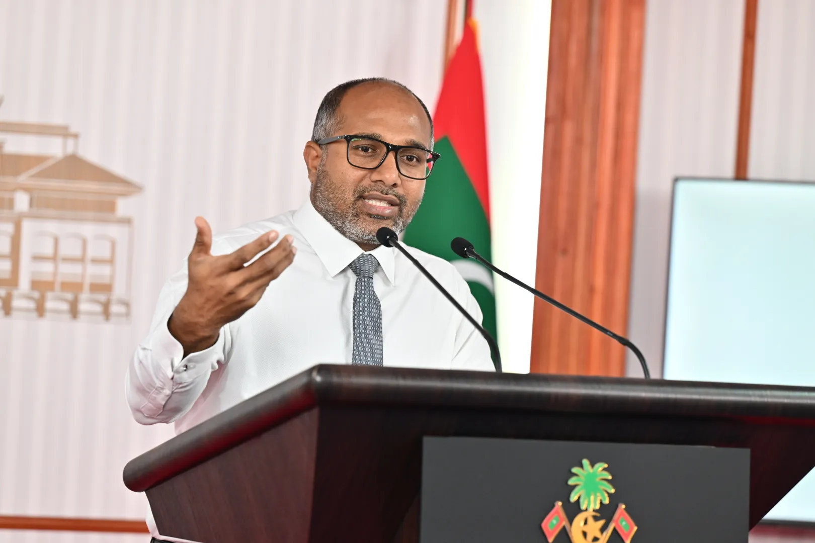 ހޯމް މިނިސްޓަރު އަލީ އިހުސާން 