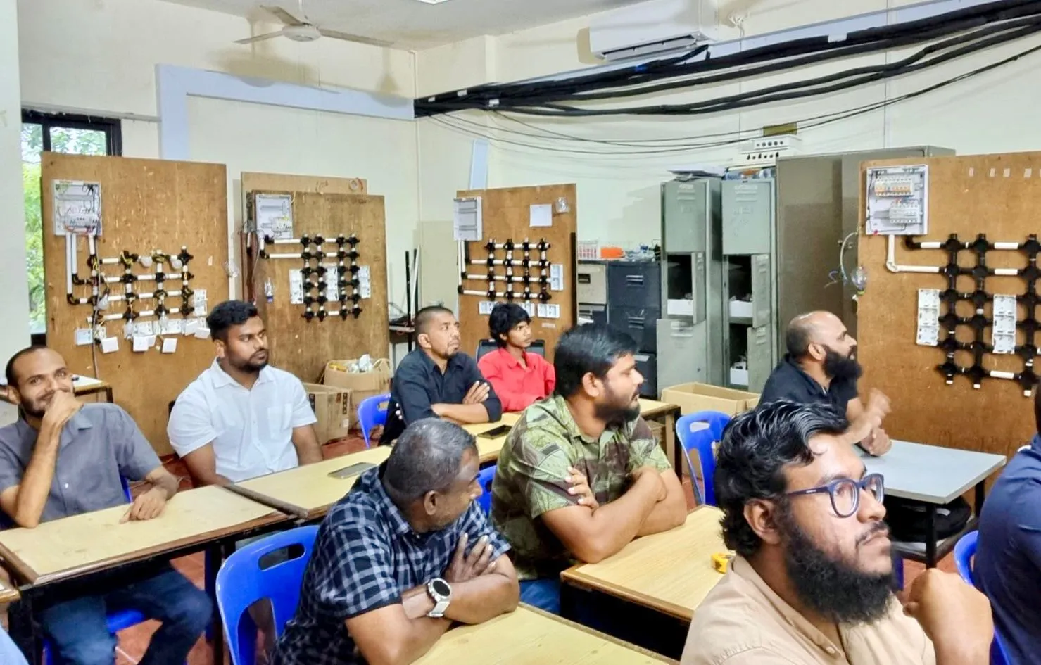 ކަރަންޓުމަސައްކަތް ދަސްކޮށް ދިނުމުގެ ކޯހުގެތެރެއިން:ފޮޓޯ/މިނިސްޓްރީ
