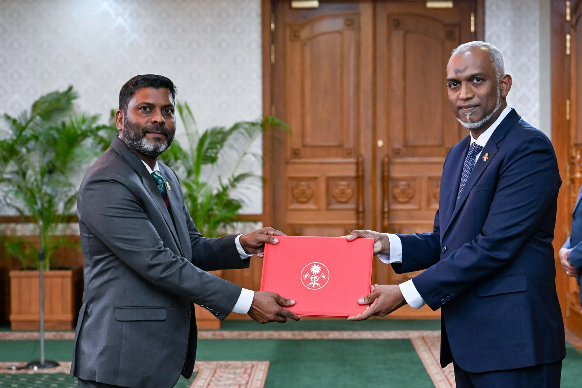 ވަޒީރު ރާފިއު ރައީސް މުޢިއްޒާއެކު - ފޮޓޯ: ރައީސް އޮފީސް