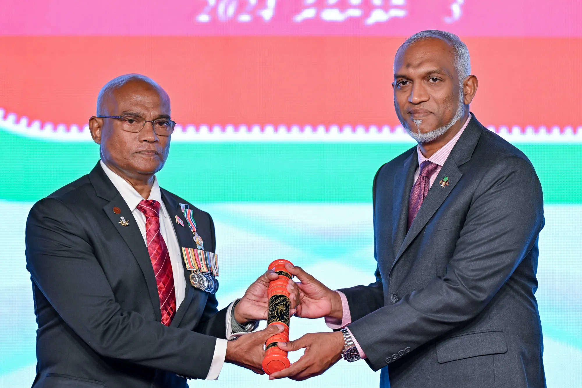 ނޮވެންބަރު ތިނެއްގެ ރަސްމީ ރަސްމީ ޖަލްސާގައި އެ ދުވަހުގެ ބަތަލު މޫސާ އަލީ ޖަލީލަށް ޝަރަފު އަރުވަނީ