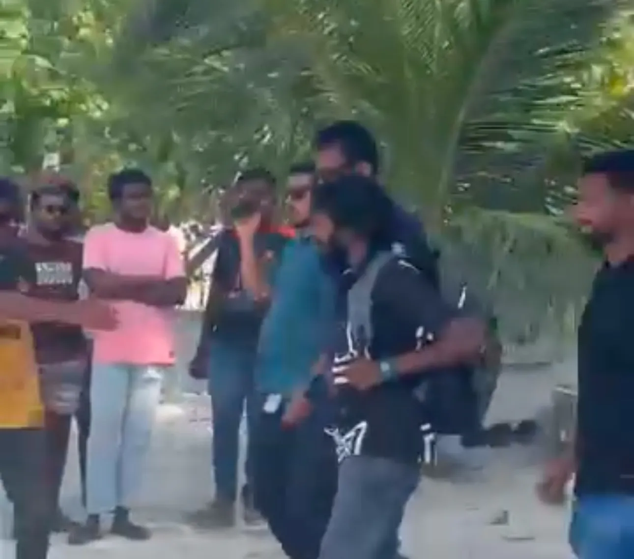 ހޮޅުދޫ އިހްތިޖާޖުގެ ތެރެއިން މީހަކު ހައްޔަރު ކުރަނީ