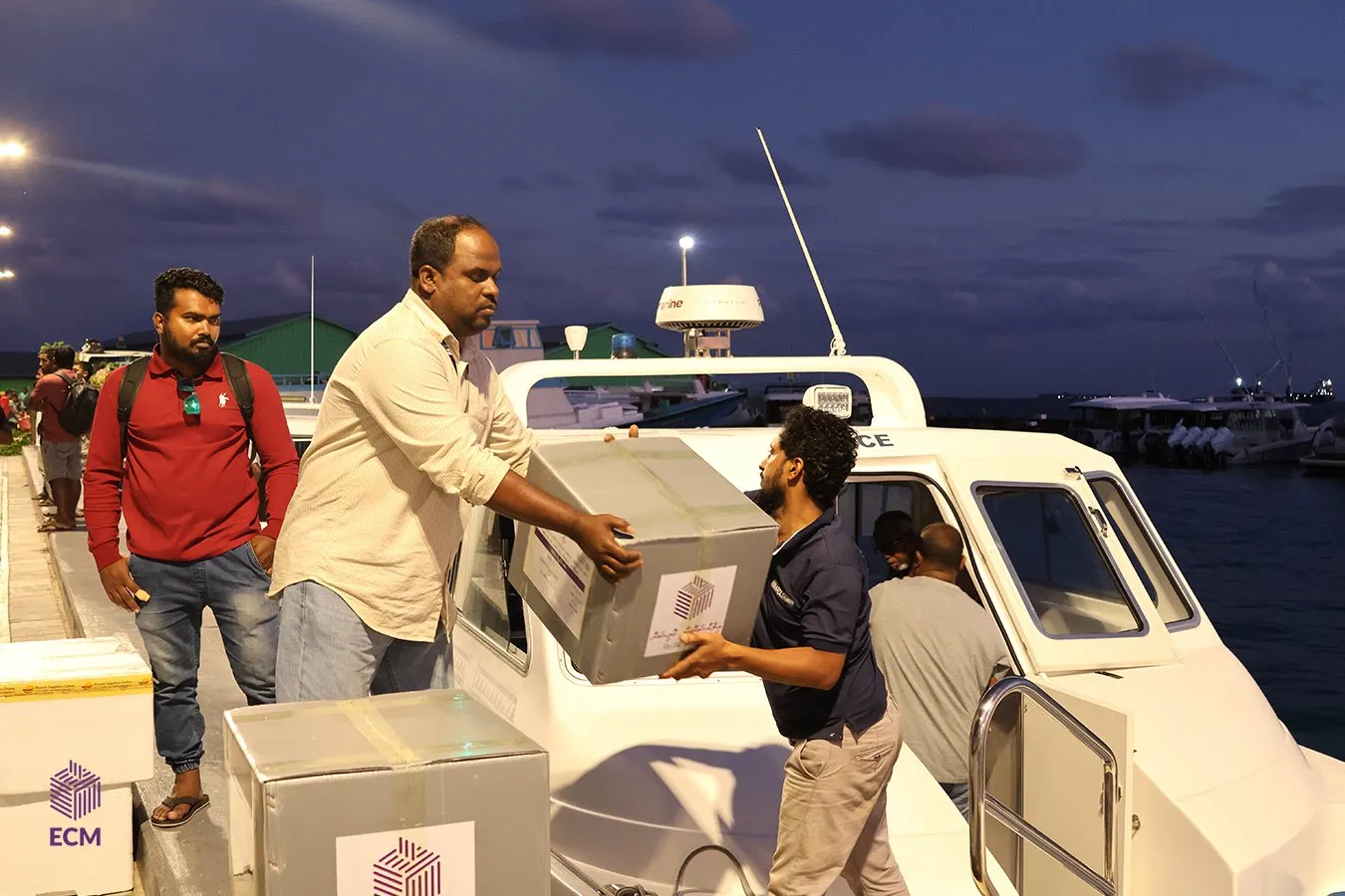 ވޯޓުފޮށިތައް އަތޮޅުގެ ރަށްތަކަށް ގެންދަން ފަށައިފި