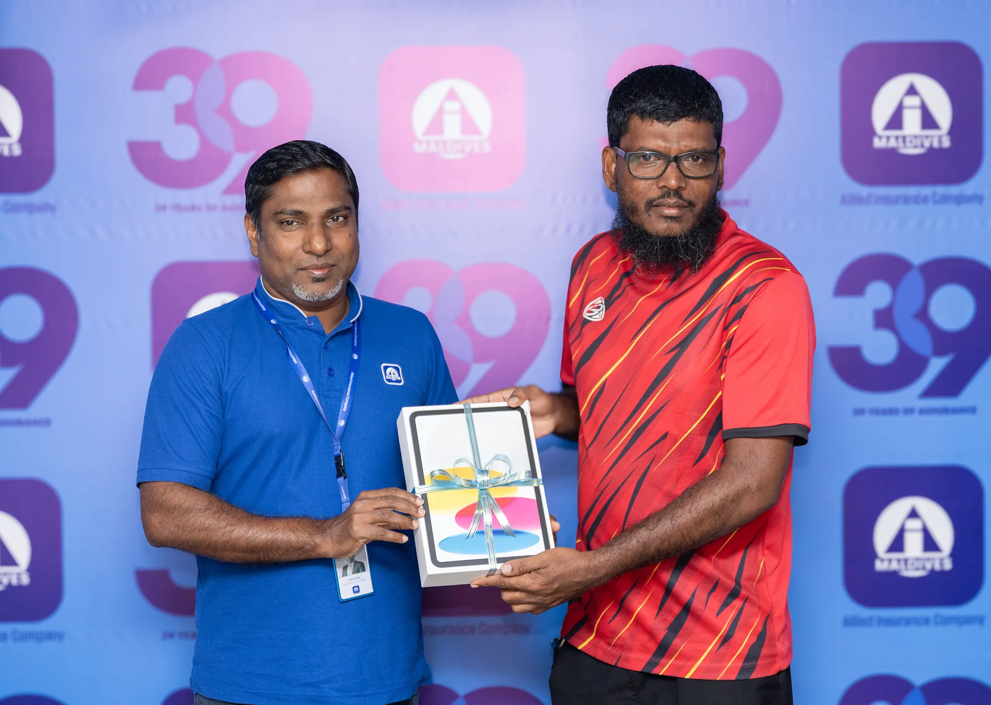 ކުޑަ ކުދިންނަށް ހާއްސަކޮށްގެން އެލައިޑުން ފޭސްބުކްގައި ކުރިޔަށްގެންދިޔަ މަދަހަ މުބާރާތުގެ ފަހުރުވެރި އެއްވަނަ ހޯދި ހަދީޖާ އަޒްކާ ބިންތް އާދަމްގެ ފަރާތުން ބައްޕަ އިނާމާ ހަވާލުވަނީ: ފޮޓޯ/ އެލައިޑް