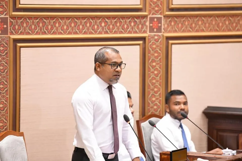 ސިއްހަތާބެހޭ ވުޒާރާގެ ވަޒީރު ޑރ. އަބްދުالله ޚަލީލް : ފޮޓޯ/ މަޖިލިސް