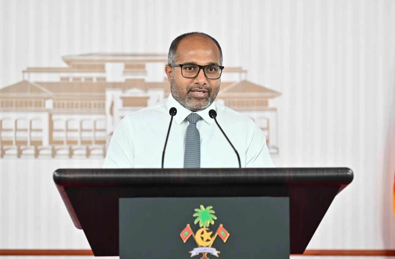 ދާޙިލީ ސަލާމަތާ ފަންނިއްޔާތާ ބެހޭ ވަޒީރު ޢަލީ އިޙްސާން: ފޮޓޯ/ ރައީސް އޮފީސް