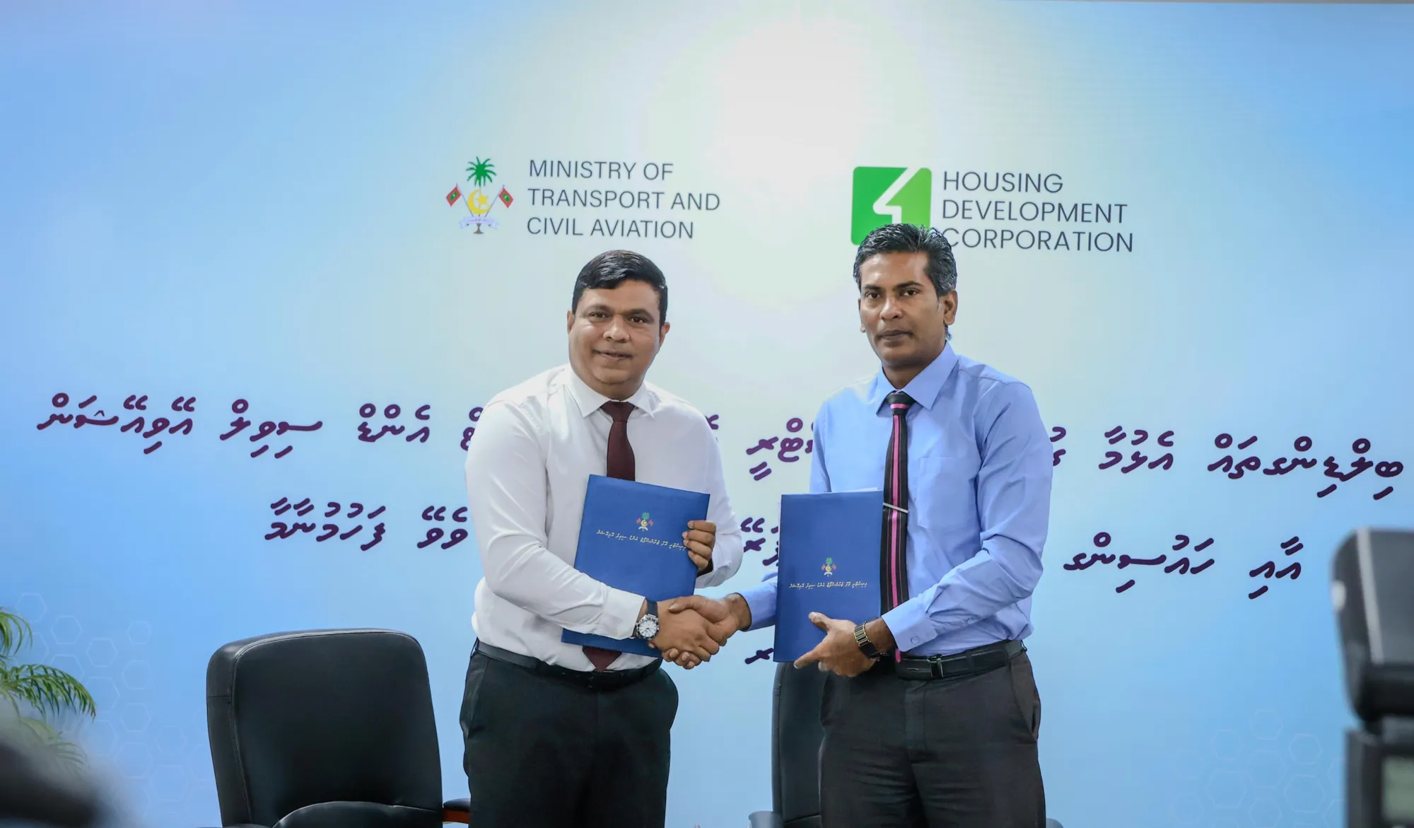 ހުޅުމާލޭގައި 15 ޕާކިން ބިލްޑިން އެޅުމަށް އެޗްޑީސީން ޓްރާންސްޕޯޓާއެކު އެމްއޯޔޫގައި ސޮއިކޮށްފި