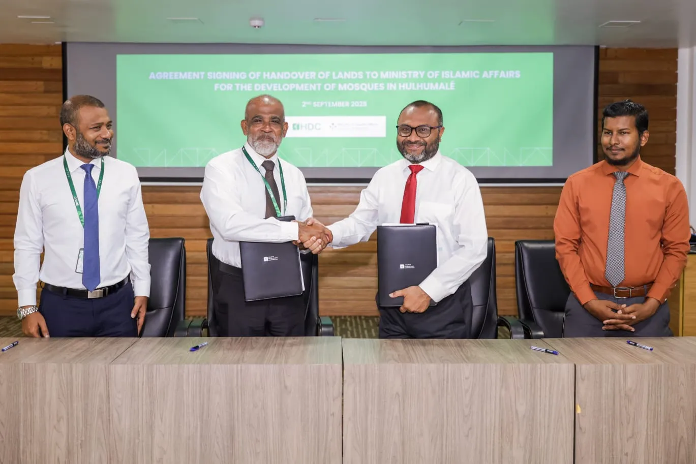 މިސްކިތް އެޅުމަށް ބިން ހަވާލުކުރުމުގެ ތެރެއިން.. ފޮޓޯ: އިސްލާމިކް މިނިސްޓްރީ