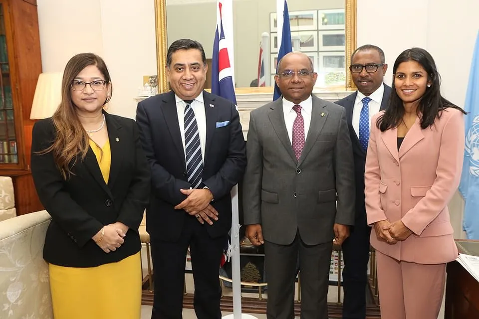 މިނިސްޓަރ ޝާހިދު ކޮމަންވެލްތުގެ އިސްވެރިންނާއި ބައްދަލުކުރައްވައިފި