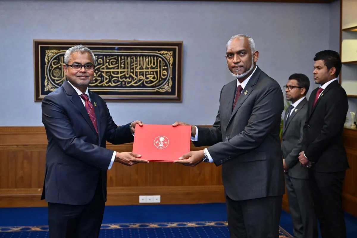 President Dr. Muizzu presenting the ministerial appointment letter to Thoriq Ibrahim (Photo/President's Office)