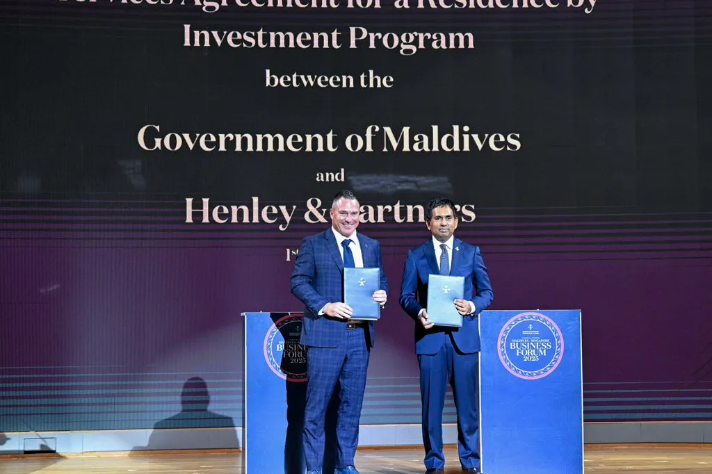 އިންވެސްޓުކޮށްގެން ރާއްޖޭގެ ރައްޔިތުކަން ލިބޭ ޕްރޮގްރާމްގެ އެއްބަސްވުމުގައި ސޮއި ކުރުން: ފޮޓޯ/ އިކޮނަމިކް މިނިސްޓަރު