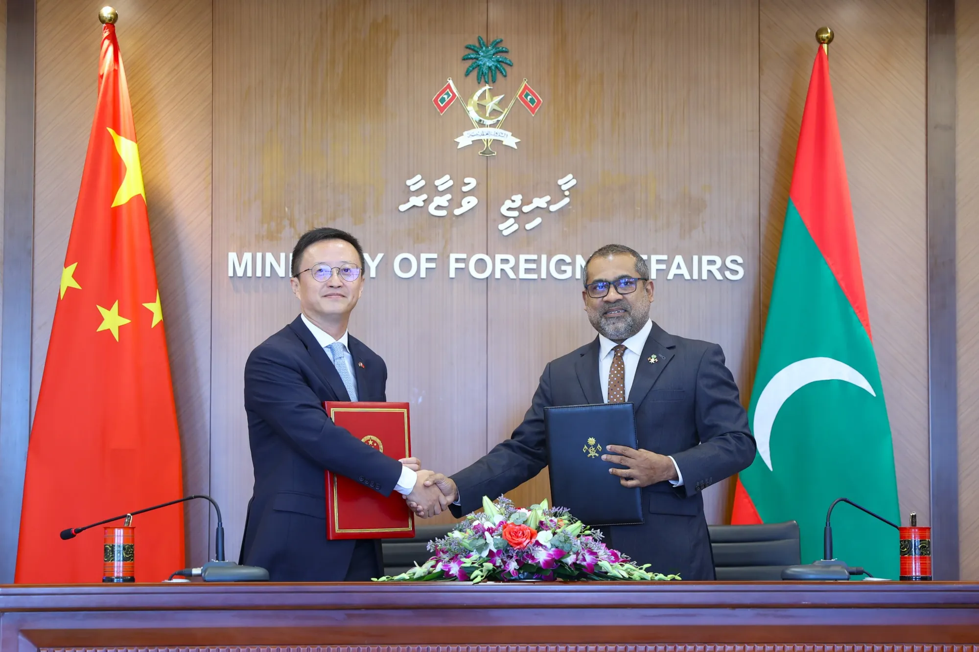 ޗައިނާ ސަފީރާއި ދިވެހި ހާރިޖީ ވަޒީރު... ފޮޓޯ: ފޮރިން މިނިސްޓްރީ