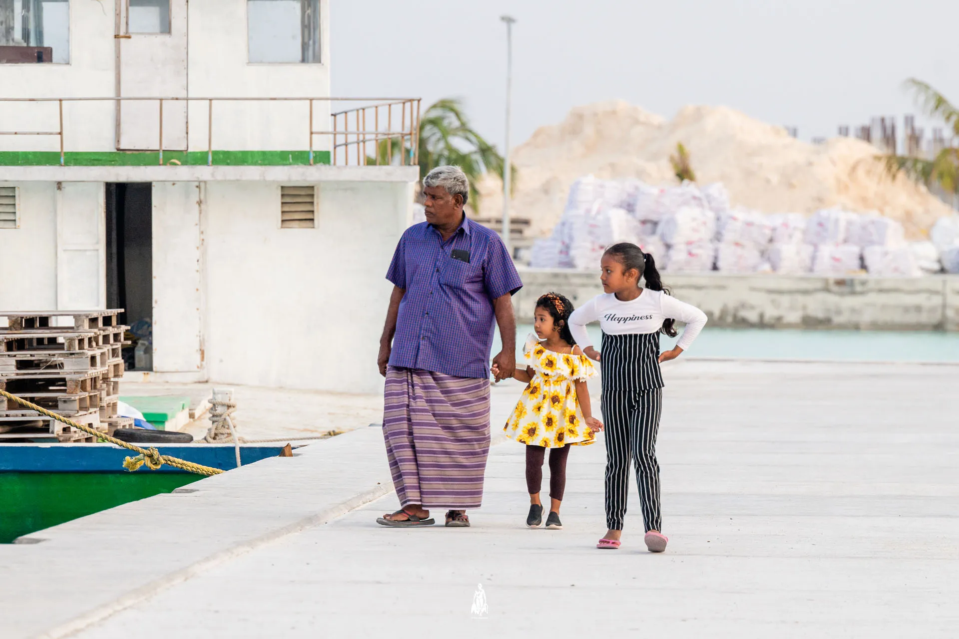 ދިއްދޫގެ ބަނދަރެއް މަތީ ދޮށީ އުމުރުގެ މީހަކު ދެ ކުއްޖަކާ އެކު -- ފޮޓޯ: ޒުވާން މަސްވެރިޔާ