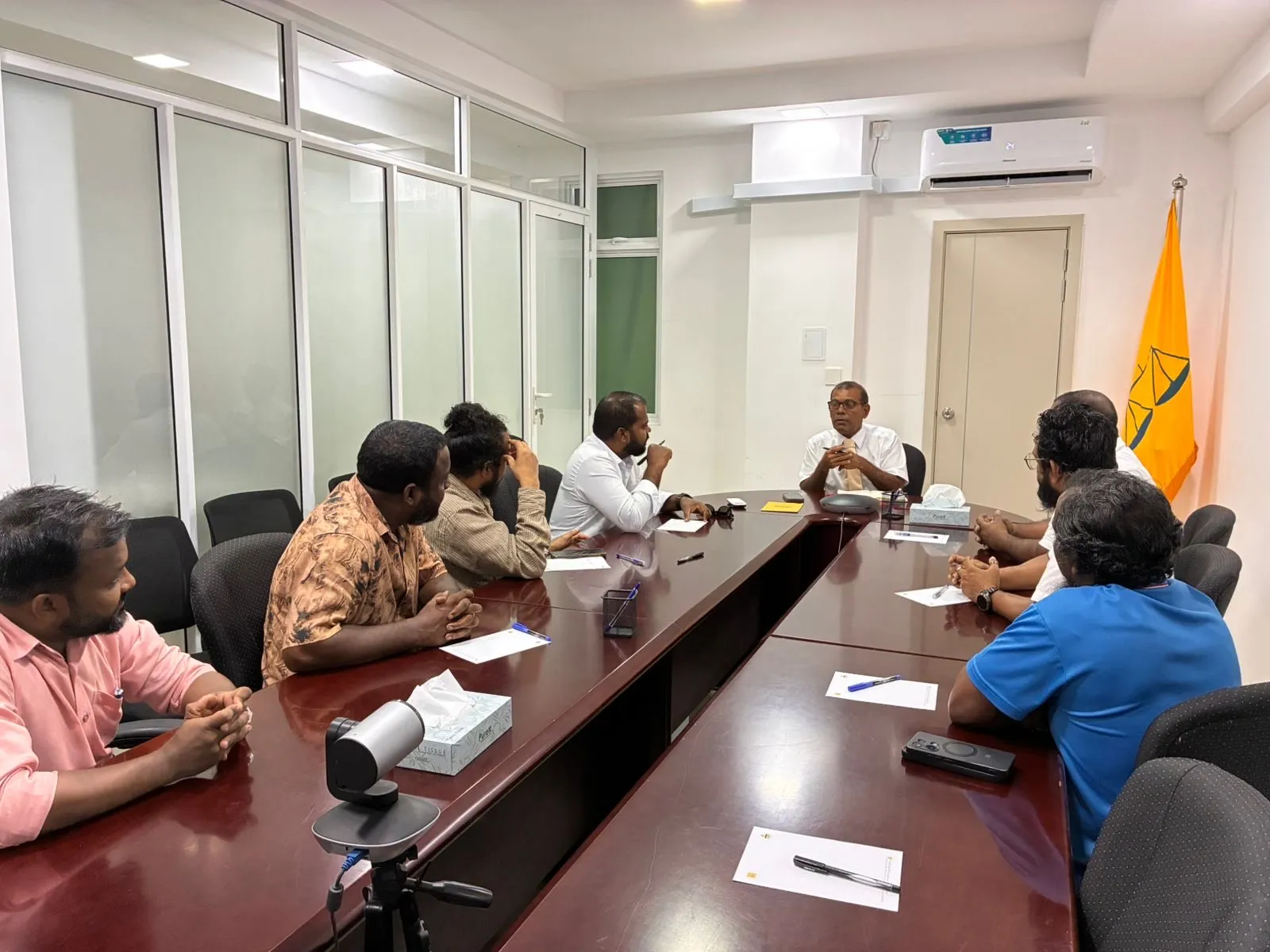 އަމިއްލަ ވިޔަފާރިތަކުގެ ތެރެއަށް ސަރުކާރުން ނުވަނުމަށް އެމްޑީޕީން ގޮވާލައިފި
