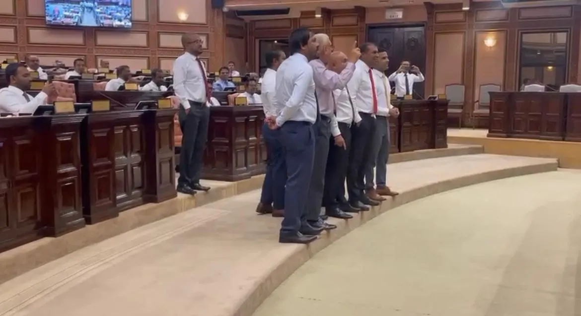 ރައީސް ނަޝީދު އަށް "މުގާބެ" އޭ ގޮވައި އެމްޑީޕީ މެންބަރުން އިހްތިޖާޖު ކުރަނީ