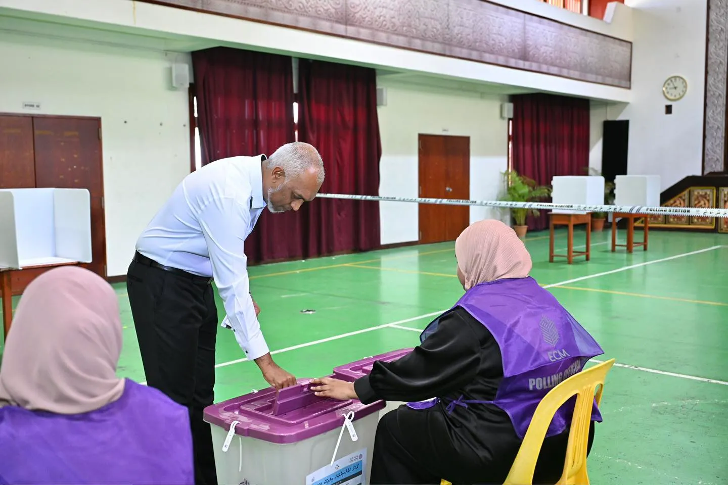 ރިޔާސީ އިންތިޚާބުގައި ރައީސް މުޢިއްޒަށް ވޯޓުލީ މީހުންނަށްވުރެ ރެފަރެންޑަމްގައި ދެކޮޅަށް ވޯޓުލީ މީހުންގެ އަދަދު ގިނަވެއްޖެ